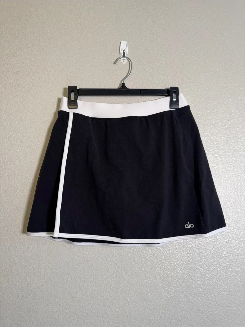 ALO Yoga Airbrush Streamlined Skirt in Black / White - M